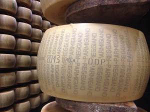 Wheel_of_2013_Parmigiano-Reggiano_DOP