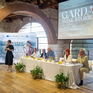 CONSORZIO GARDA DOC GUARDA AL FUTURO: LOW ALCOL, NUOVI CONSUMI E MERCATI INTERNAZIONALI AL CENTRO DEL CONVEGNO DI&nbsp;LAZISE
