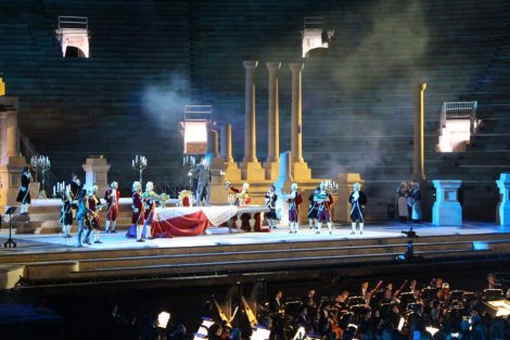 CALICI ALZATI ALL’ARENA DI VERONA: IL TRIBUTO DI VERONAFIERE-VINITALY PER “CAMPIONI DEL MONDO: ITALIA LOVES&nbsp;UNESCO”