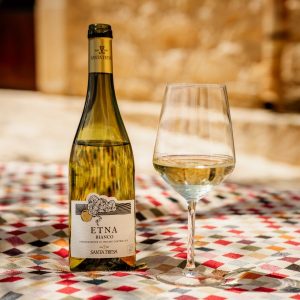 DA VITTORIA ALL’ETNA SANTA TRESA PRESENTA IL SUO ETNA BIANCO&nbsp;DOC